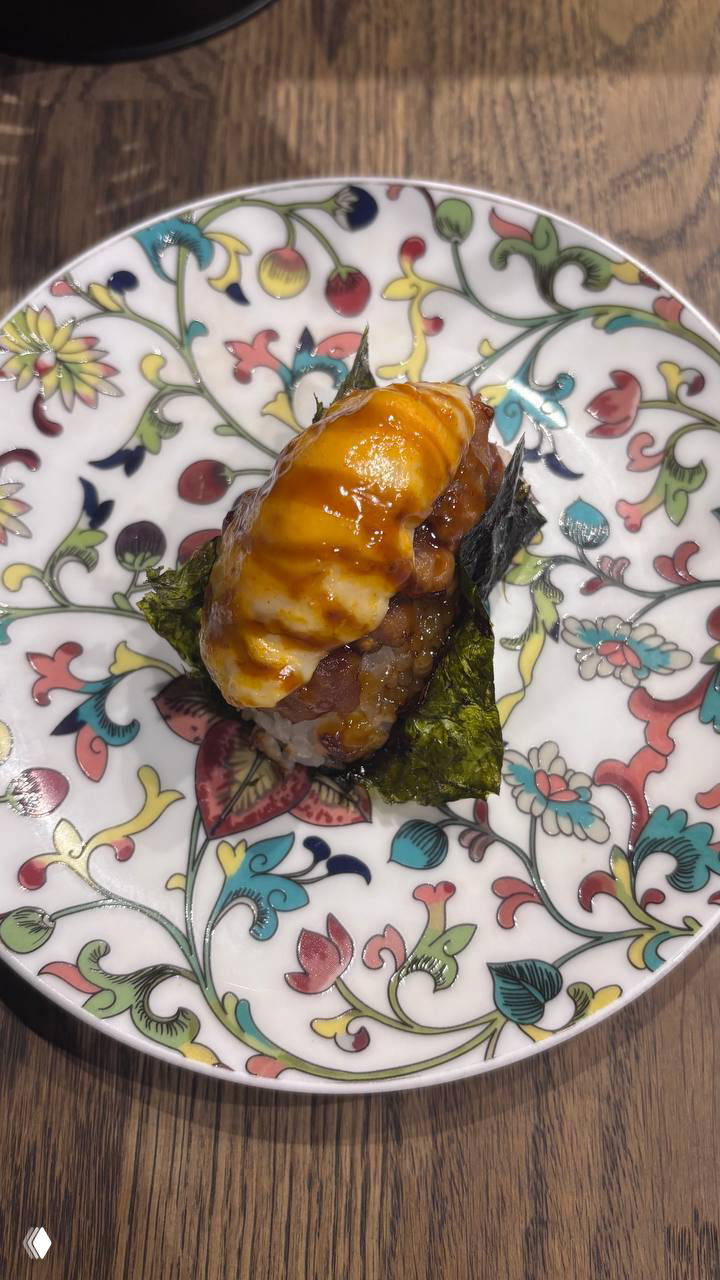 Небольшая порция суши на узорчатой тарелке — видно соус и нори, аккуратно поданная закуска из дегустационного сета Kyomei.