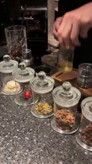 Набор небольших прозрачных баночек с травами, специями и другими компонентами — показаны варианты добавок для пейрингов и экспериментов.