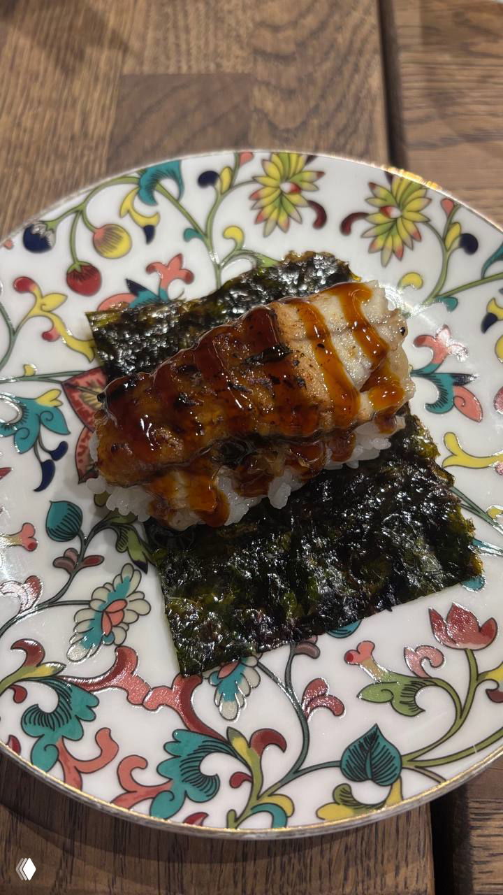 Суши на цветочной тарелке: сверху карамелизированный кусочек морепродукта и нори — эстетичная подача каждого хендролла.