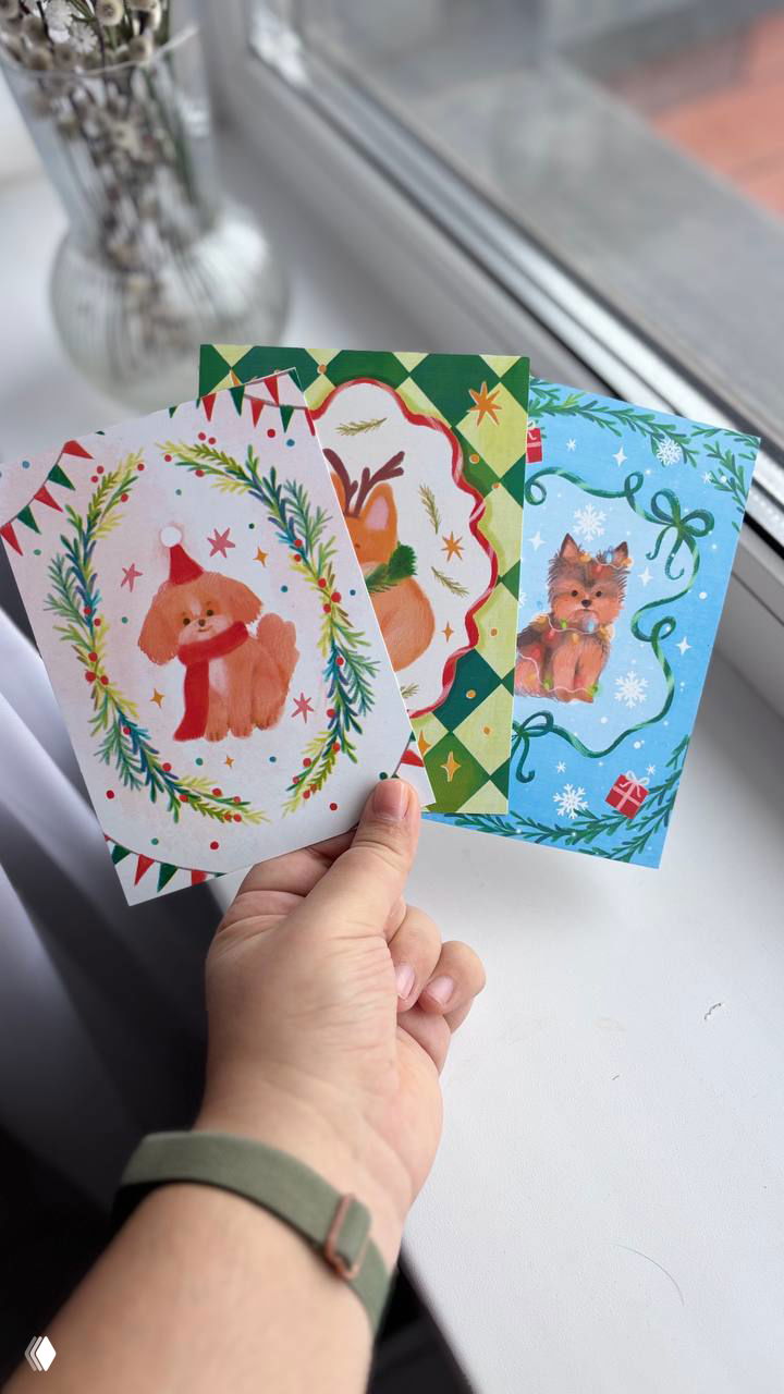 Обратная сторона крафтовой открытки с надписью от автора: «Первый тираж Лунного ларёка декабрь 2025, Агата и Сима» — личная подпись и дата производства.