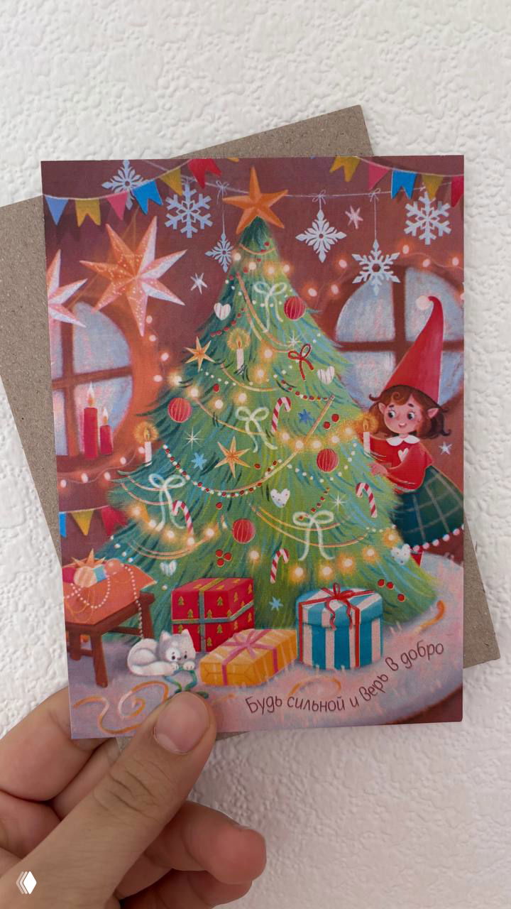 Крупный план открытки с иллюстрацией девушки на луне, снова в руках автора на светлом фоне — демонстрация качества печати и цветовой палитры.