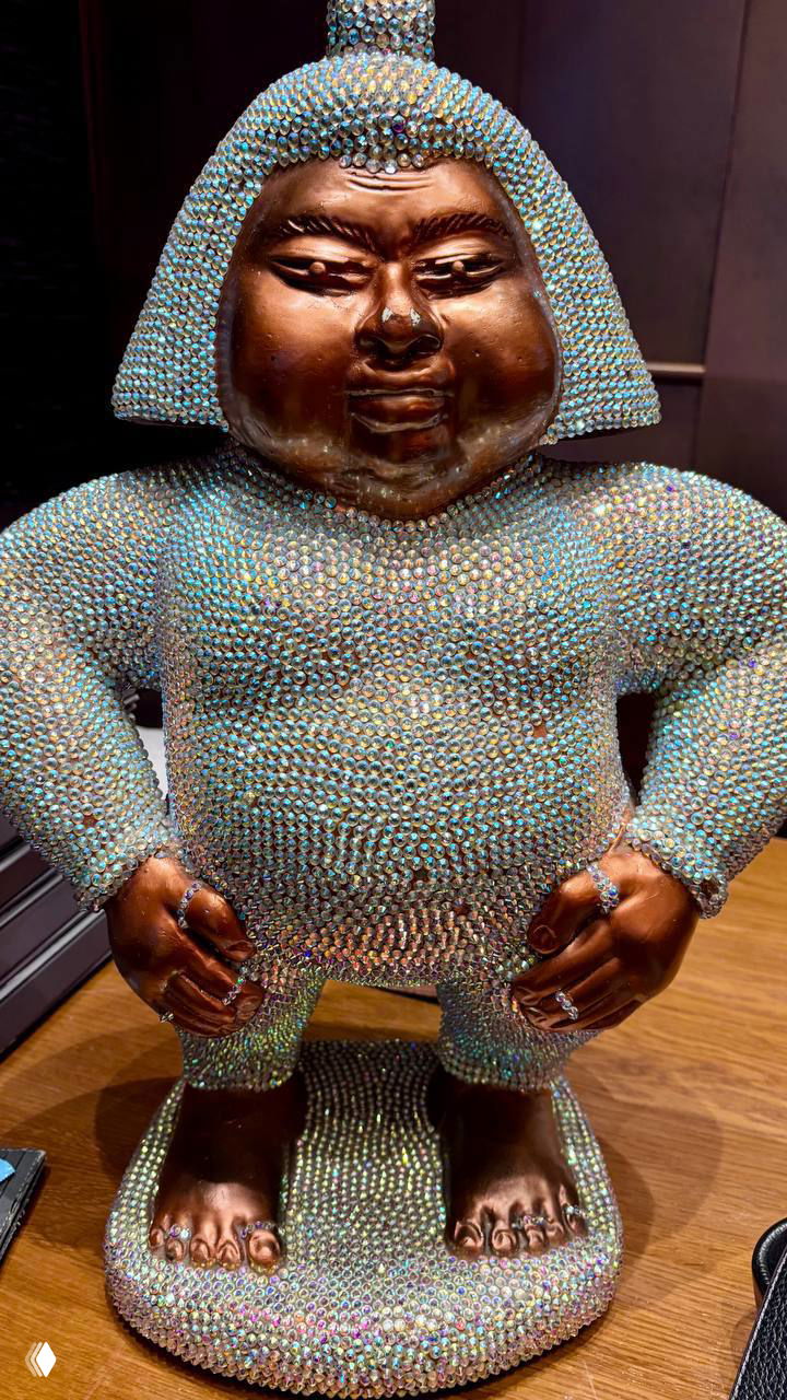 Статуя человечка, полностью усыпанная блестящими стразами, бронзового цвета — необычный декоративный элемент внутри заведения Такэ.