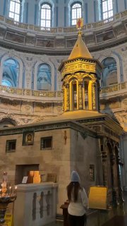 Интерьер Воскресенского собора: центральная часть с куполом и ризницей, человек у алтаря — масштаб и атмосфера молитвенного пространства.