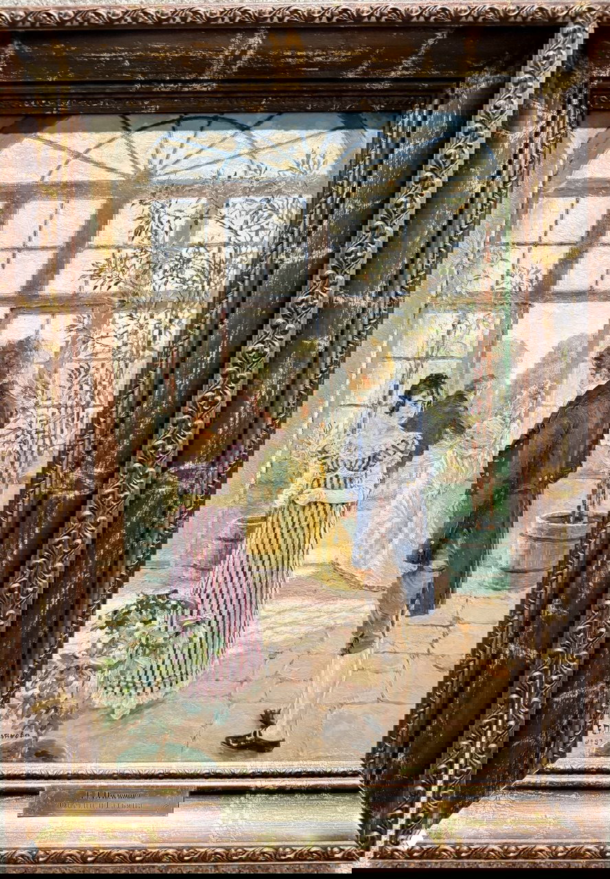 Картина с интерьерной сценой: пары в бальных и дневных нарядах на фоне большого арочного окна — жанровая сцена, отсылающая к сценам из Онегина.