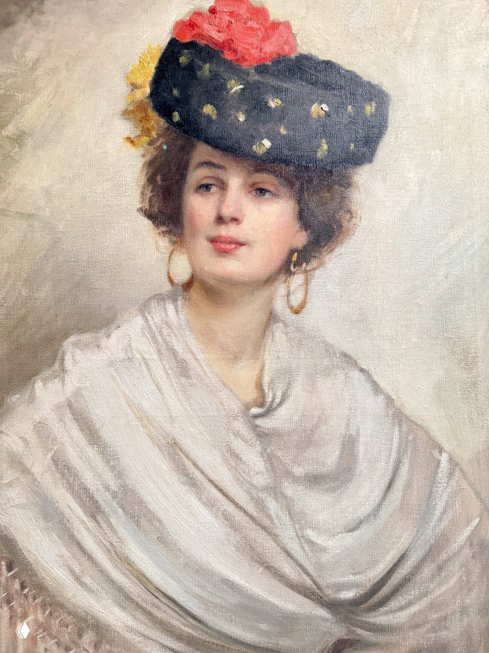 Портрет женщины в модной шляпке и шарфе, крупный план живописной техники и фактуры холста; часть подборки портретов в стилизованных нарядах.