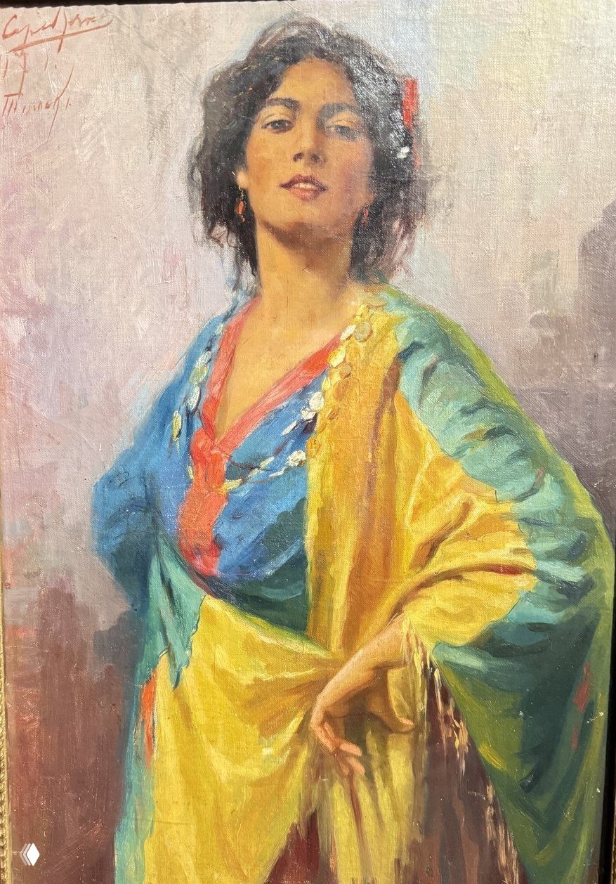 Портрет энергичной женщины в ярком костюме и золотистых акцентах, демонстрирующий живой колорит и театральную экспрессию работ экспозиции.