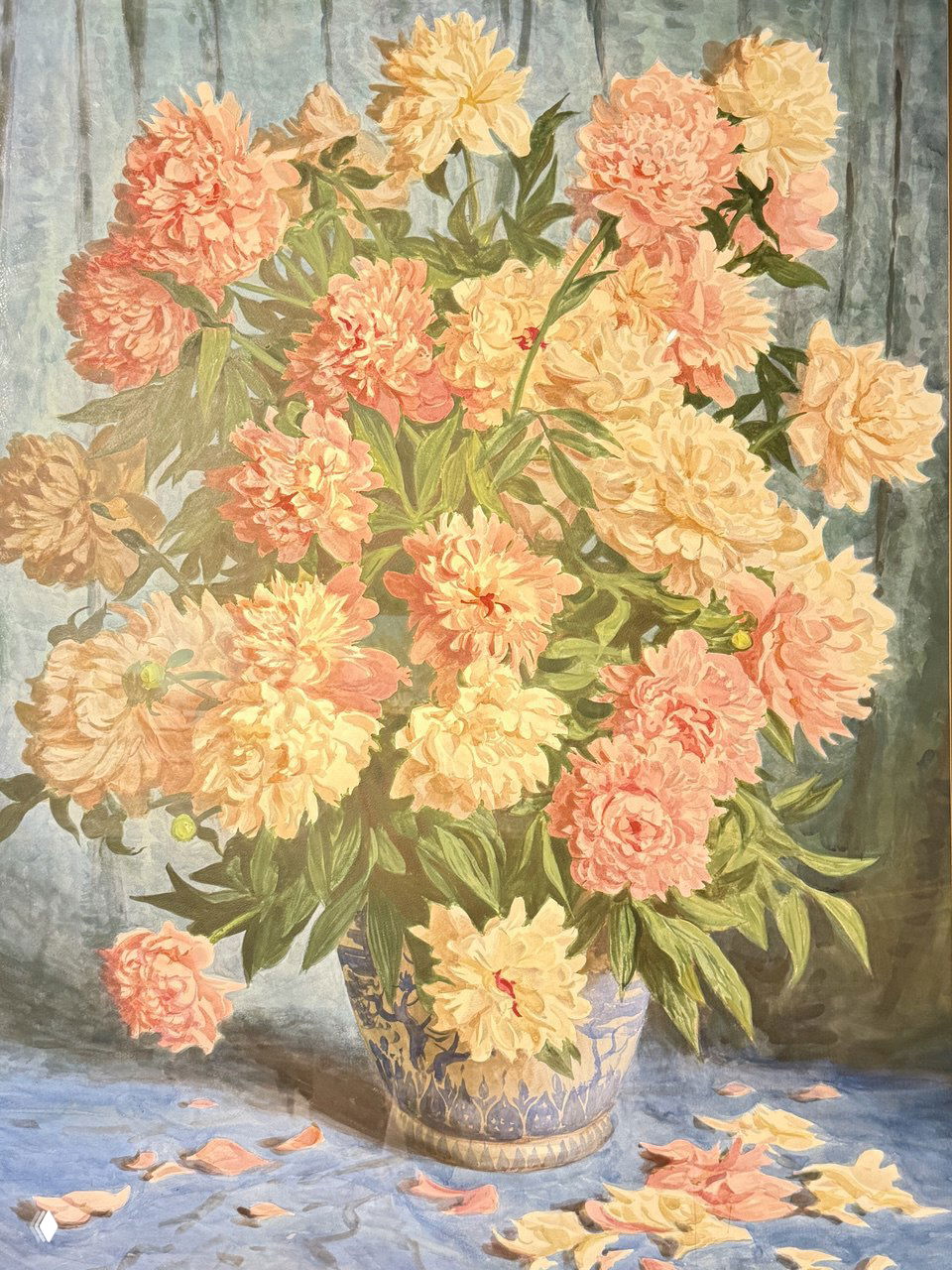 Крупный план акварели с пышным букетом пионов в декоративной вазе — мягкие пастельные тона и детальная проработка лепестков.