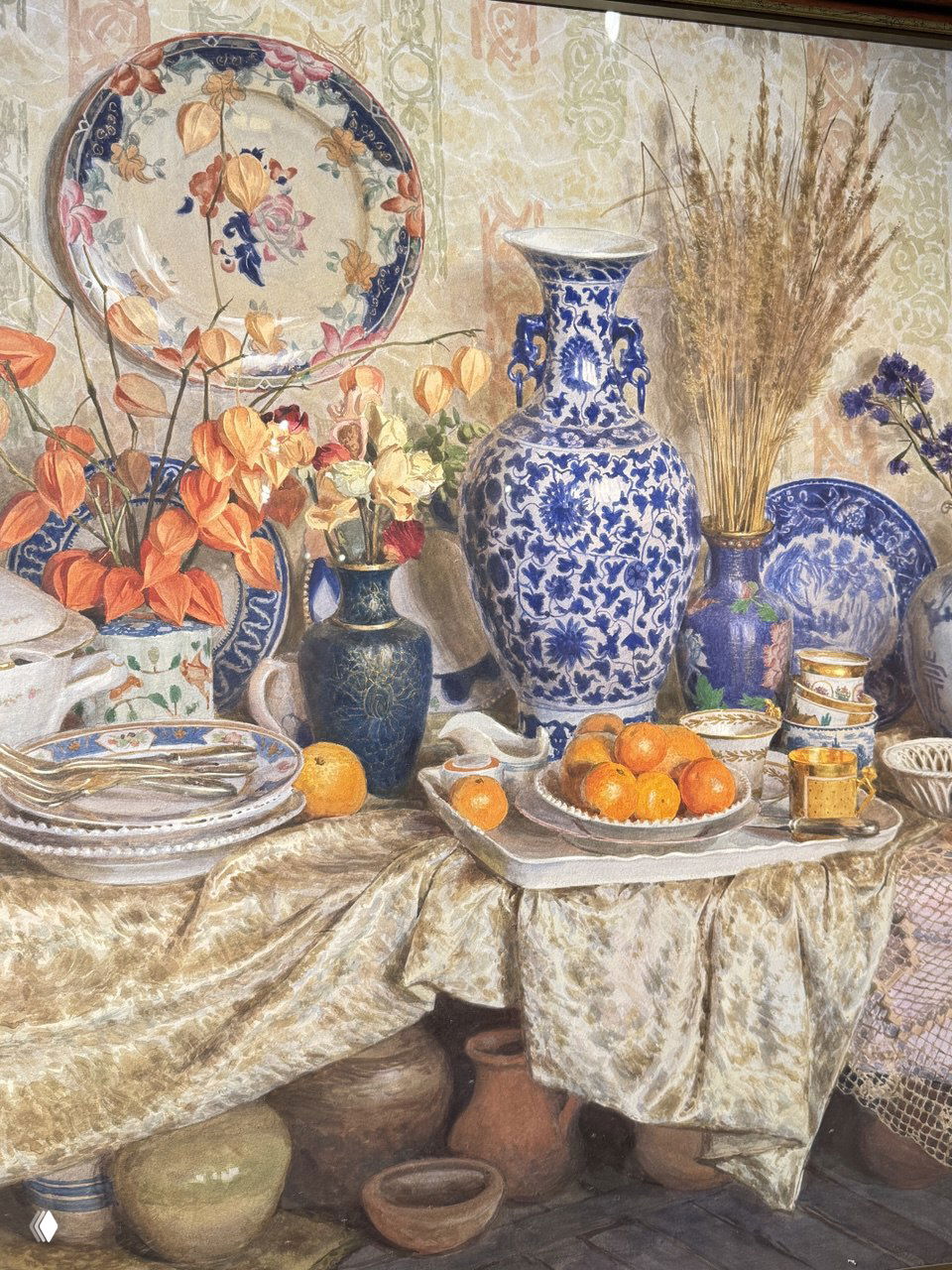 Натюрморт акварелью: стол с синими фарфоровыми вазами, тарелками и мандариными, тщательно выписанные узоры и текстуры.
