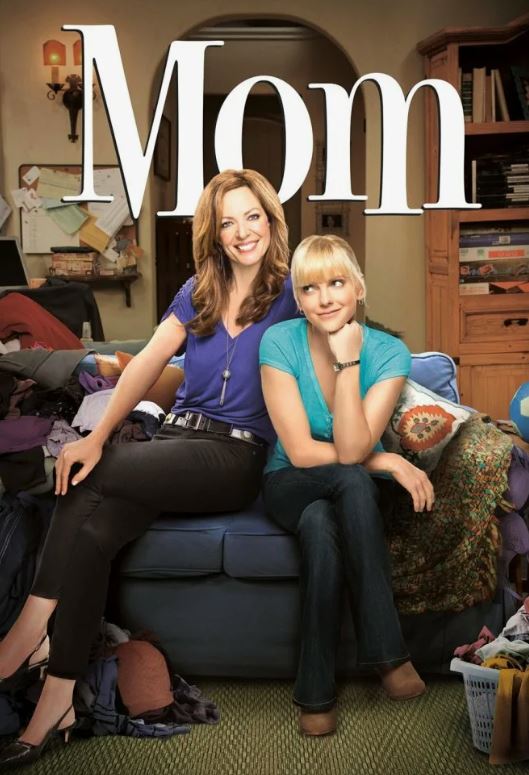 Постер ситкома «Mom»: две женщины сидят на диване в уютной домашней обстановке, подчёркивающей сочетание лёгкого юмора и драматических тем сериала.