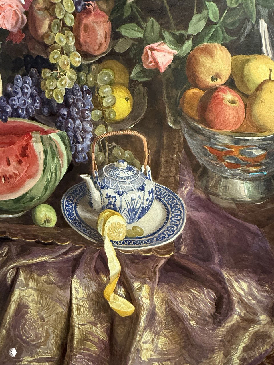 Деталь натюрморта: небольшой чайник на синей тарелке, очищенный мандарин и часть разрезанного арбуза на сверкающей ткани.