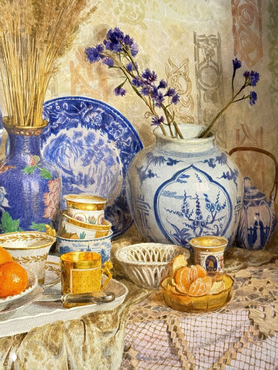 Фрагмент натюрморта с крупной синей вазой, чашками и сухими цветами на текстильном фоне — тонкая штриховка и светотень.