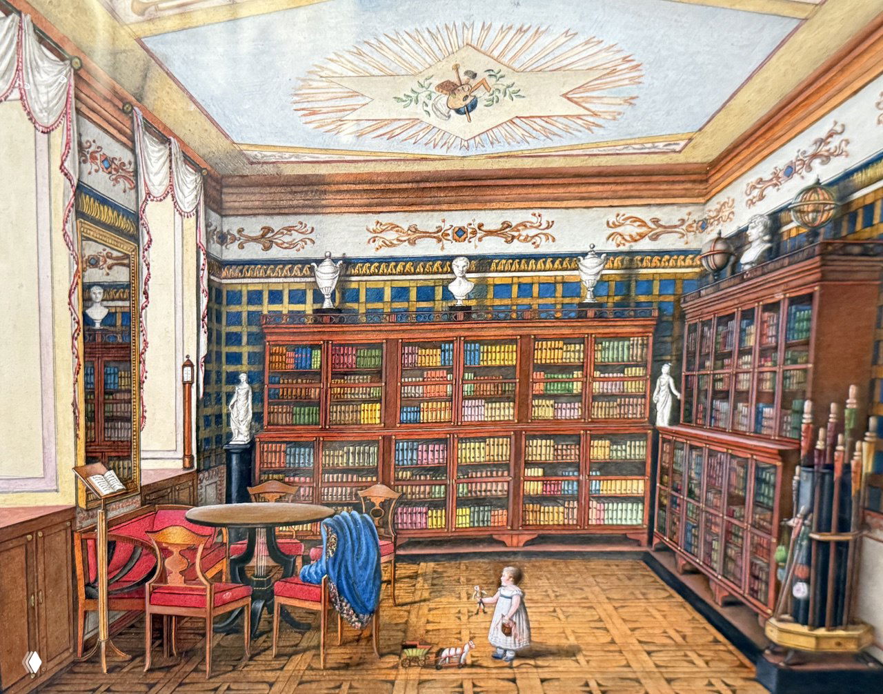 Цветная литография библиотеки с маленькой куклой на полу и игрушками — иллюстративная сценка, подчёркивающая масштаб и атмосферу экспозиции.