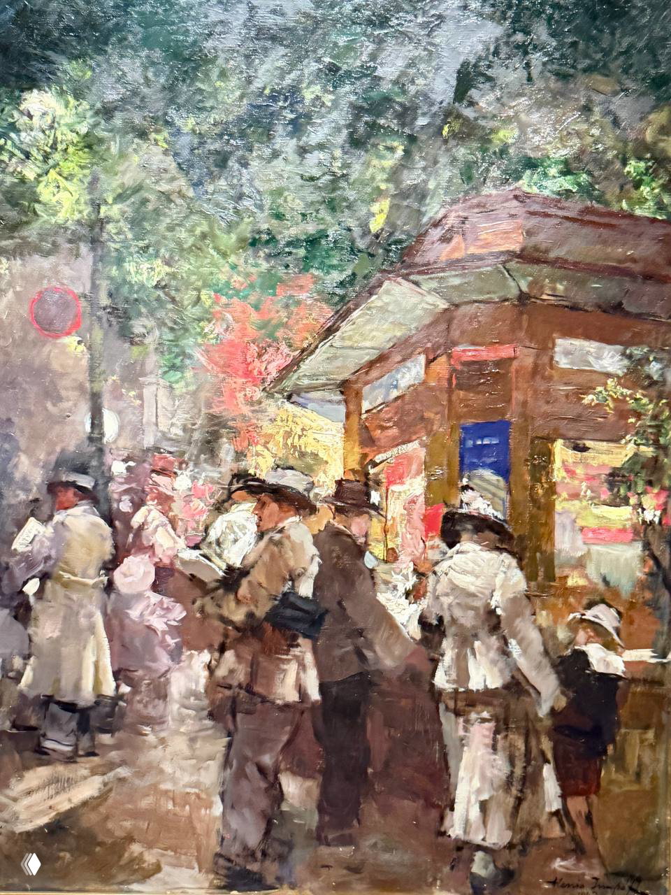 Уличная сцена в жанре жизни: люди в шляпах у киоска, динамичная композиция и сочная импрессионистская манера письма в красках.