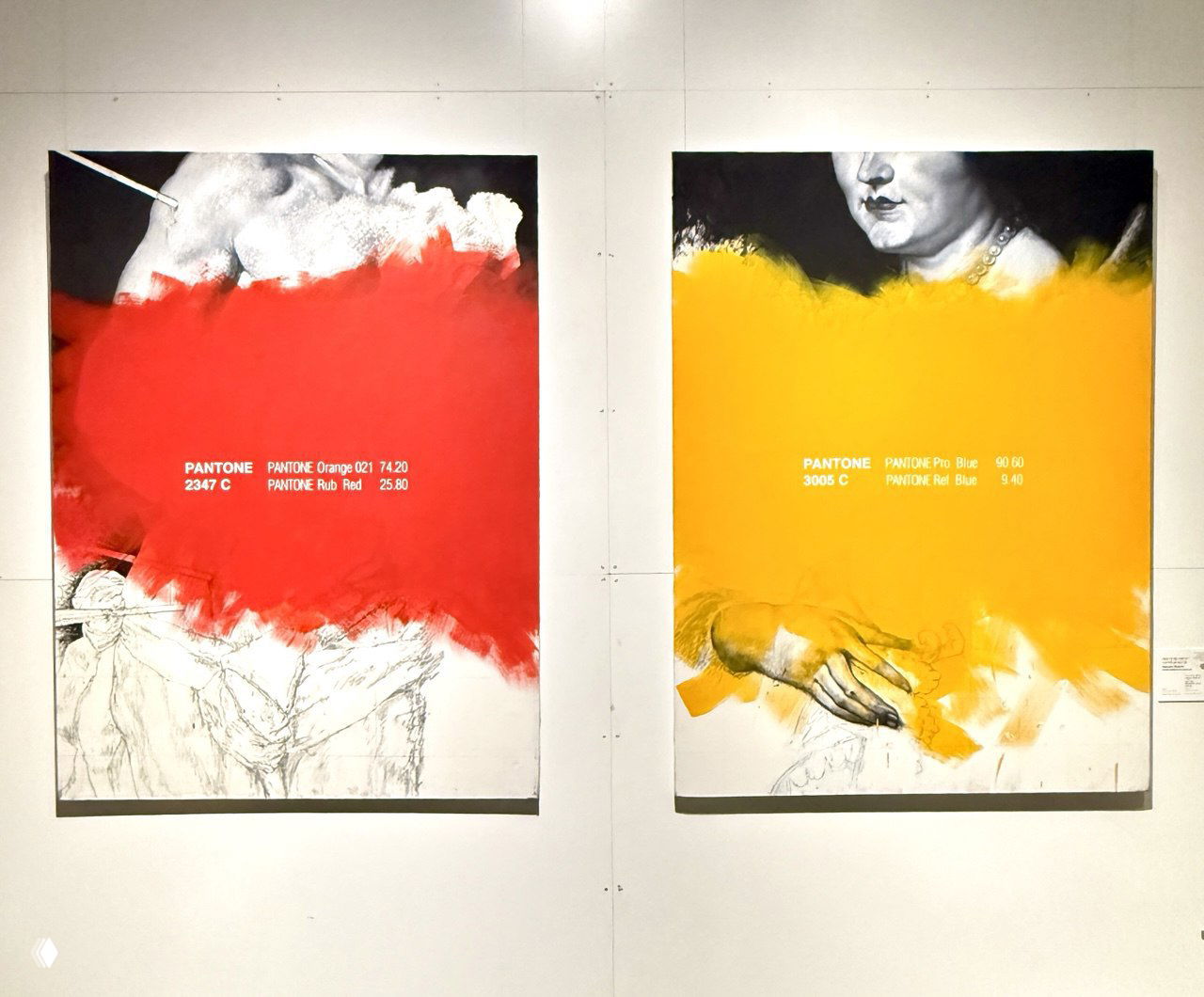 Две большие картины с полосами яркого Pantone‑красного и жёлтого на белом фоне, рядом видны наброски и аннотации — пример современного подхода к оформлению.