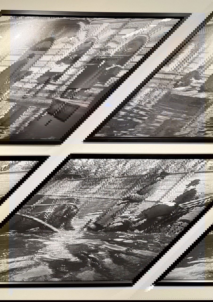 Фотографии в рамах на выставке: кадры наводнения и городского быта начала XX века, отражающие изменения пейзажа и повседневную жизнь москвичей.