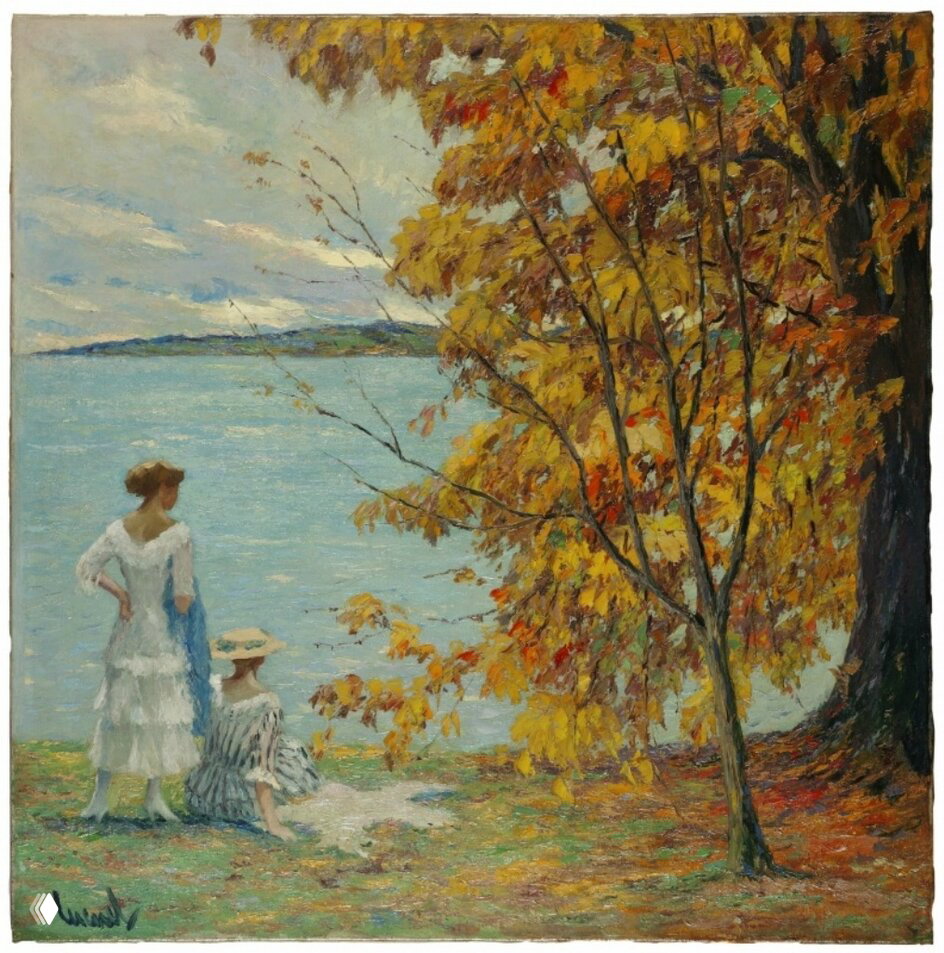 Осенняя сцена у воды: две фигуры у берега, жёлто-оливковые листья на деревьях, тихий пейзаж с мягкой перспективой.