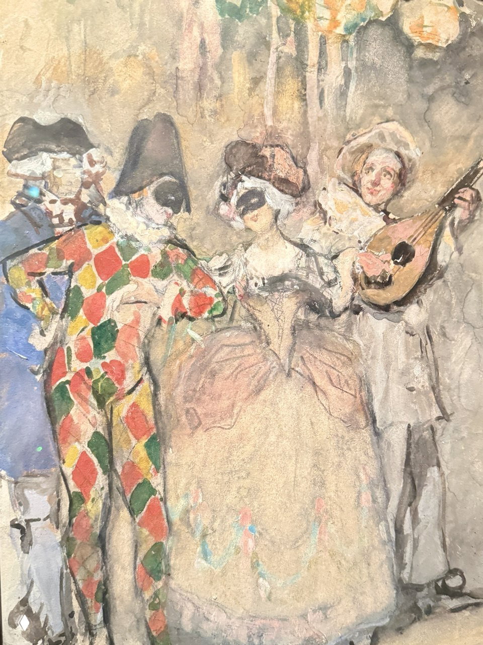 Сцена с арлекином и персонажами в масках и костюмах, набросок или эскиз театральной сцены в мягкой акварельной манере; театральная тема выставки.