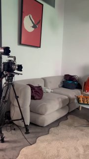 Студия перед прямым эфиром: камера на штативе рядом с диваном и столиком, подготовка к обсуждению DevSecOps и безопасности ИИ.