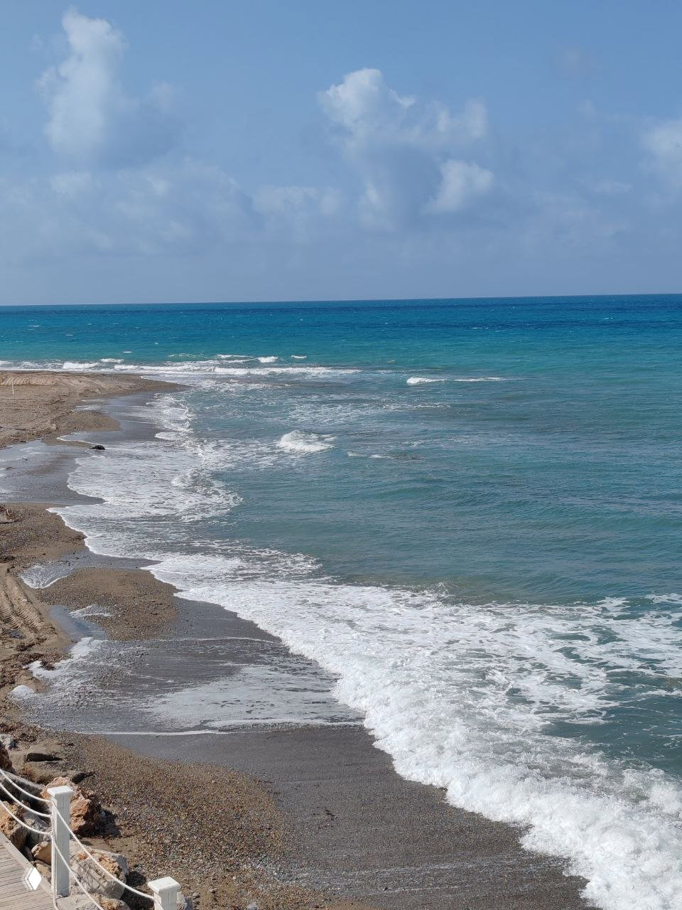 Морской пейзаж при низком свете с тяжёлыми тёмными облаками над водой и едва видимой полосой пляжа — атмосферный референс.