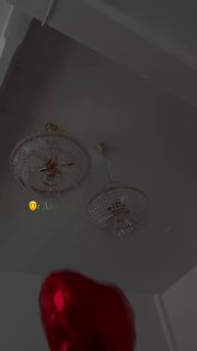 Люстры на потолке и красный шар в форме сердца в нижней части кадра — атмосферное фото, ассоциирующееся с подарком и праздником 14 февраля.