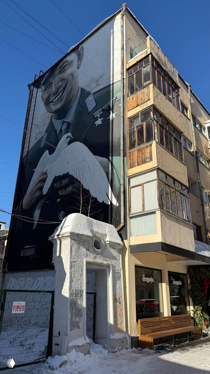 Большой мурал с изображением Гагарина на боковом фасаде жилого дома: масштабная черно-белая живопись в городском пространстве.