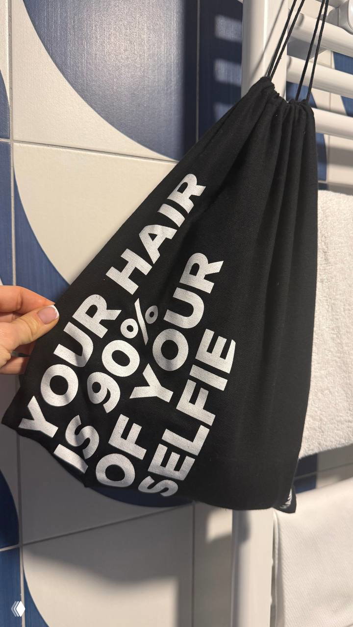 Черная сумка с надписью «YOUR HAIR IS 90% OF YOUR SELFIE» в ванной комнате номера — забавные подписи и мелочи для гостей в номерах отеля.