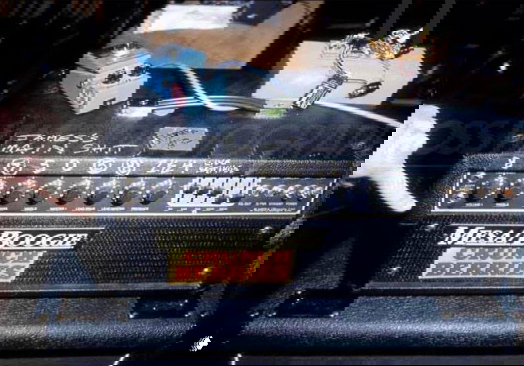 Винтажная сценическая фотография головы усилителя Mesa Boogie с наклейкой «Crunch Berries» и элементами рабочего стола звукотехника.