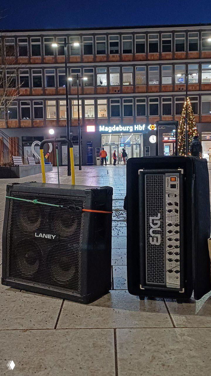 Басовый усилитель Laney и усилитель Engl Powerball стоят на площади перед вокзалом Magdeburg Hbf — находка для музыканта в Германии.