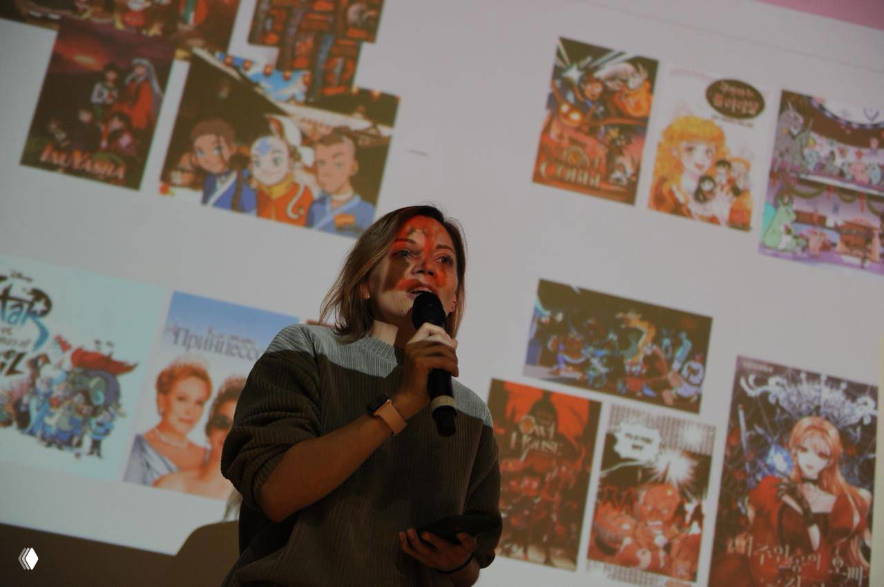 Женщина с микрофоном на фоне проекционного слайда с множеством обложек и изображений; демонстрация примеров контента.