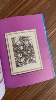 Разворот книги с фиолетовой внутренней страницей и чёрно-белой иллюстрацией — деталь оформления и типографика издания.