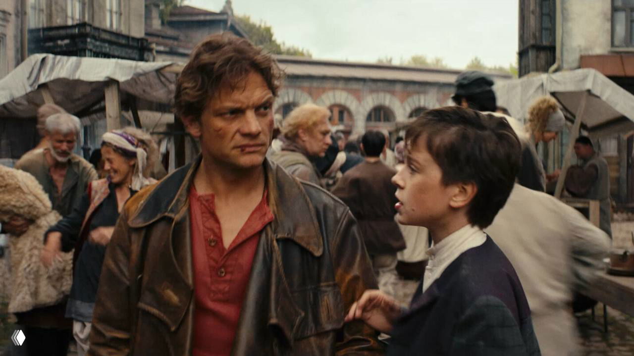 Персонажи в рыночной толпе: взрослый мужчина и подросток в разговоре на фоне исторической городской ярмарки