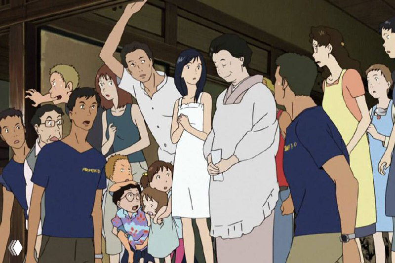 Групповая сцена с множеством персонажей в интерьере, кадр искажен цифровыми артефактами; видно движение толпы и фрагментацию изображения.