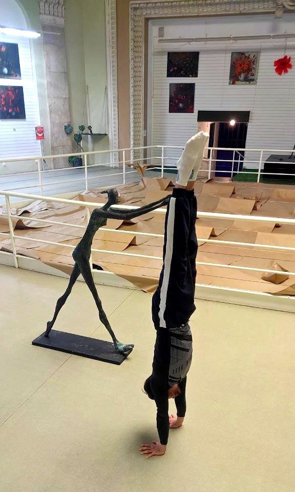 Что лучше всего помогает в освоении стойки на руках