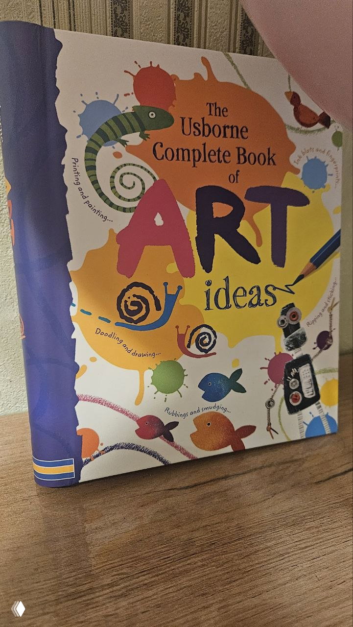 Крупный план обложки книги The Usborne Complete Book of Art с яркими красками, рисунками и надписью, детская книга по творчеству.