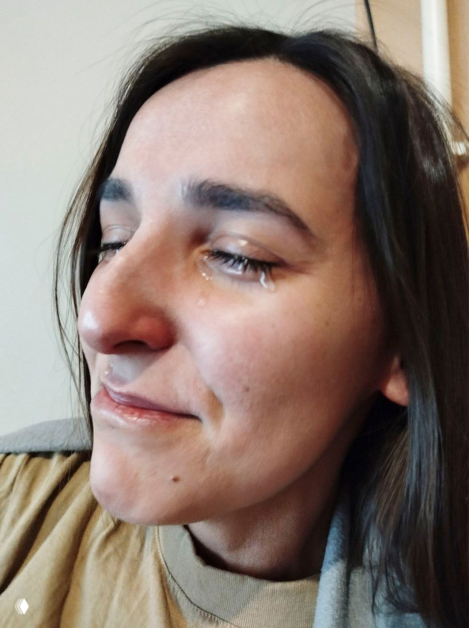 Портрет автора с слезами на щеке после операции: эмоции восстановления и облегчения видны в лице.