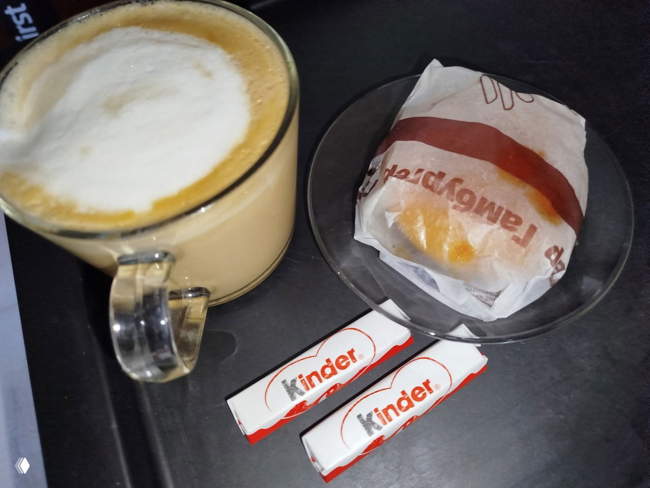 Кофе, бургер в обёртке и шоколадки Kinder на подносе — символ вознаграждения за вытерпленную операцию и снятие швов.