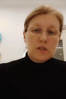 Портрет врача в кабинете клиники, объясняющего на камеру различия детских жаропонижающих: парацетамол, ибупрофен.