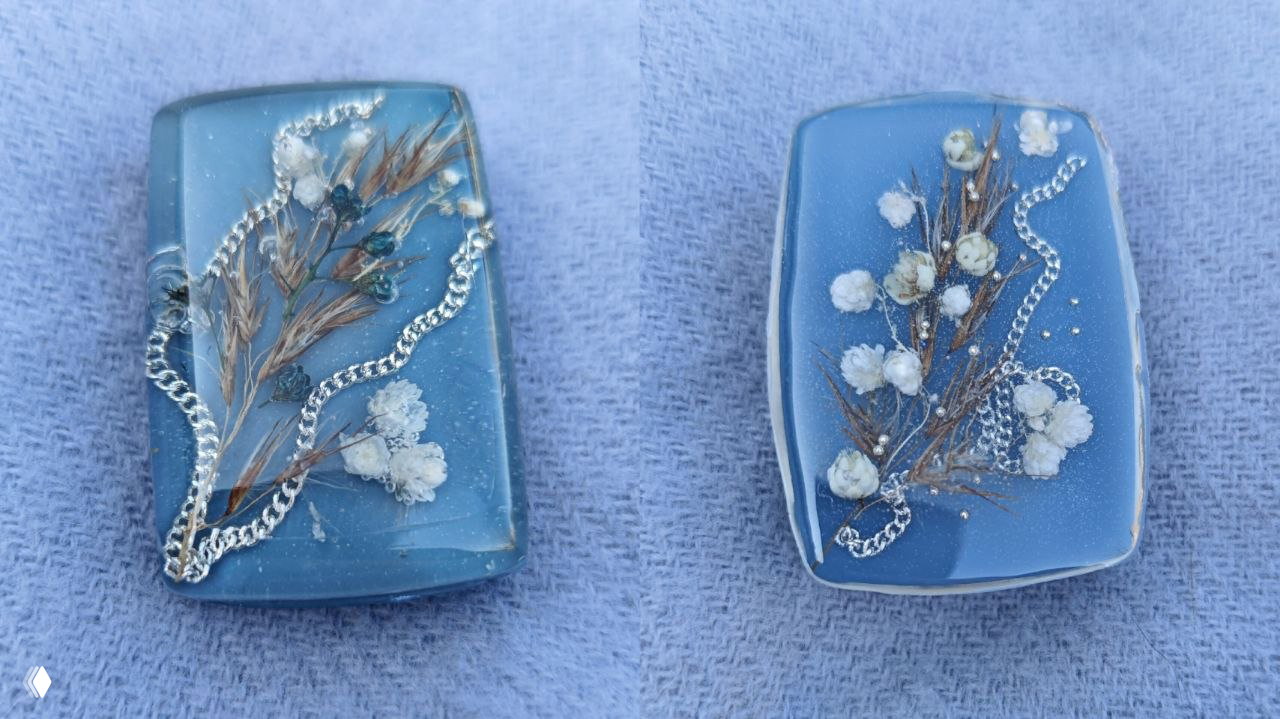 Два голубых кабошона и прямоугольные кусочки с высушенными цветами и морской миниатюрой в прозрачной смоле — примеры разных подходов к теме и цвета.