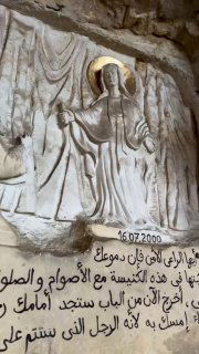 Интерьер большого каменного амфитеатра внутри вырубленного в скале храма Семеона: деревянные скамьи и вход в освещённую нишу.