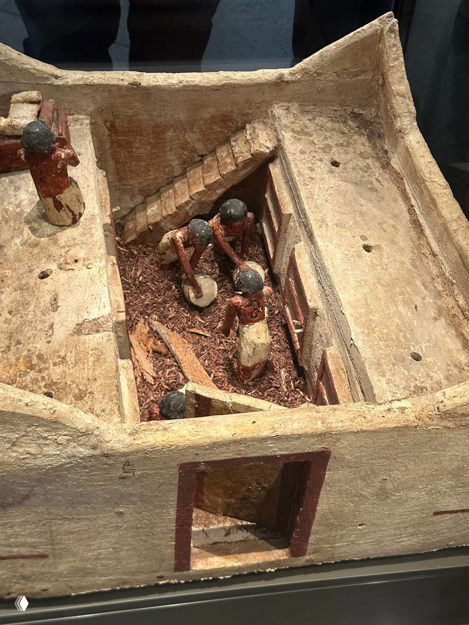 Макет из коллекции музея: миниатюрные фигуры внутри модели заняты приготовлением хлеба и, вероятно, пивоварением.