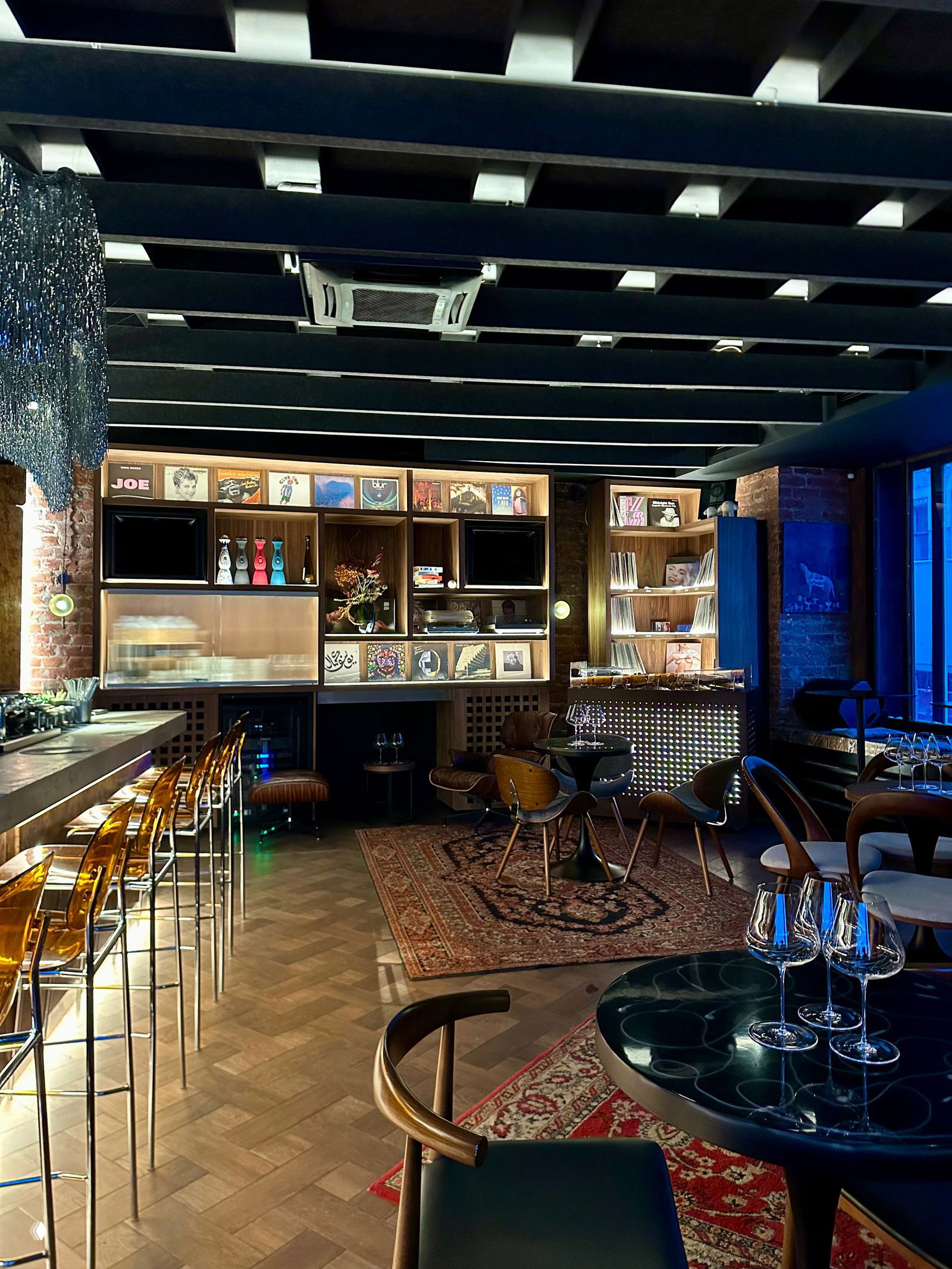 Catch 22 — бар‑фонотека в Петербурге