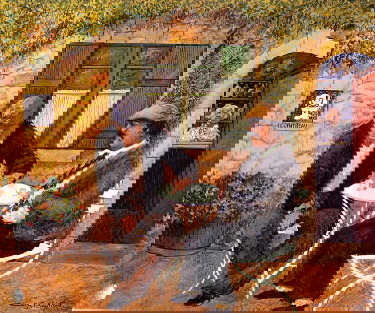 Пейзажная сцена Ги Бюффе: двое мужчин за уличным столиком у каменной стены и зелёных ставен, с детализированной архитектурой и персонажами в расслабленной деревенской атмосфере.