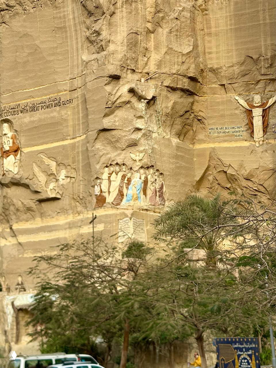 Барельефы и резные сцены на скале храма Семеона: близкий план высеченных библейских изображений и арабских надписей.