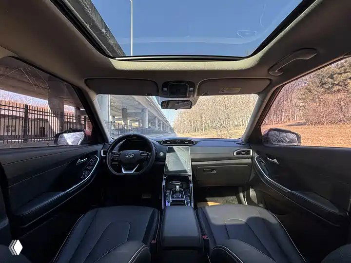 Салон Hyundai ix25: панель приборов, руль, центральная консоль и панорамная крыша; обзор внутренней отделки и сидений.