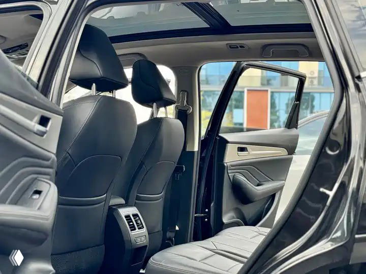 Задние сиденья Haval F7 с открытой дверью и видимым панорамным люком, интерьер показывает пространство для пассажиров и отделку сидений.