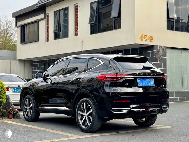 Чёрный Haval F7 — вид сзади в три четверти на стоянке, демонстрирующий форму багажника, заднюю оптику и общую посадку автомобиля.