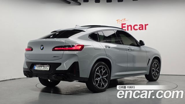 BMW X4 xDrive20i M Sport 2022 в студии Encar — задний ракурс с видимыми задними фонарями, багажником и корейским номером; фото для оценки состояния кузова.