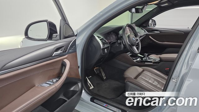 Салон BMW X4 xDrive20i M Sport 2022 — передняя панель, рулевое колесо, сиденья и элементы отделки; фото демонстрирует состояние интерьера и материалы обивки.