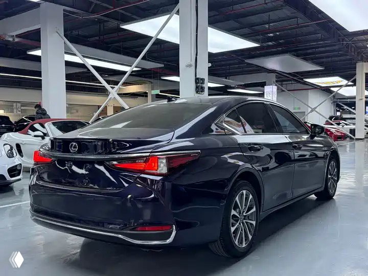 Задняя часть Lexus ES 200 Premium Edition 2022 в шоуруме — багажник, задние фонари и профиль кузова, тёмно‑синий лак.