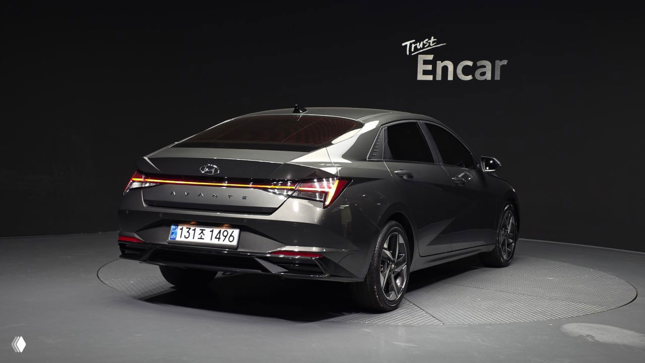Hyundai Avante CN7 2022 — задний ракурс на студийной площадке Encar, видна световая линия задних фонарей и корейский номер.